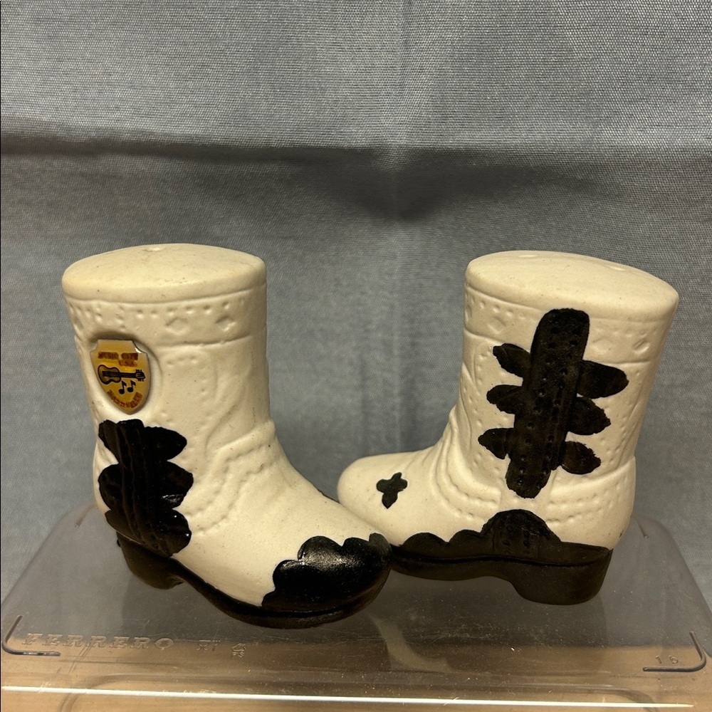 Souvenir Nashville usa Cowboy Boots salt and pepper shakers